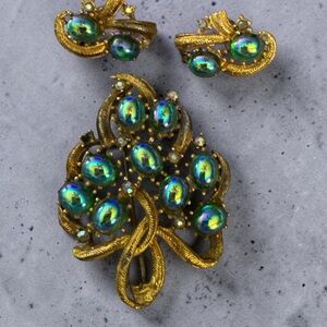 🔥Vintage Gold Tone Brooch+Clip Earring Set Emerald Grn Aurora Borealis Cabochons